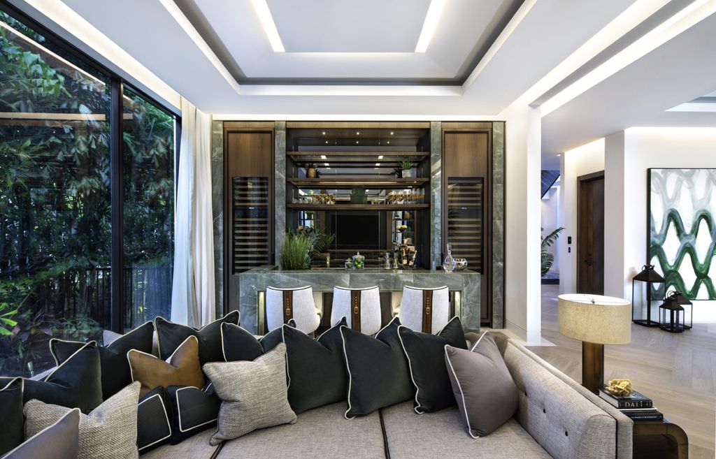 This Miami Home was executed by the prestigious Bart Reines Luxury HomeBuilder. Built to the highest standards, the villa offers a breathtaking sea view, as well as a panoramic view of Miami Downtown