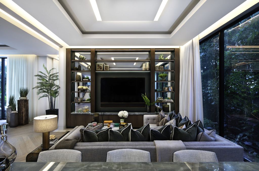 This Miami Home was executed by the prestigious Bart Reines Luxury HomeBuilder. Built to the highest standards, the villa offers a breathtaking sea view, as well as a panoramic view of Miami Downtown