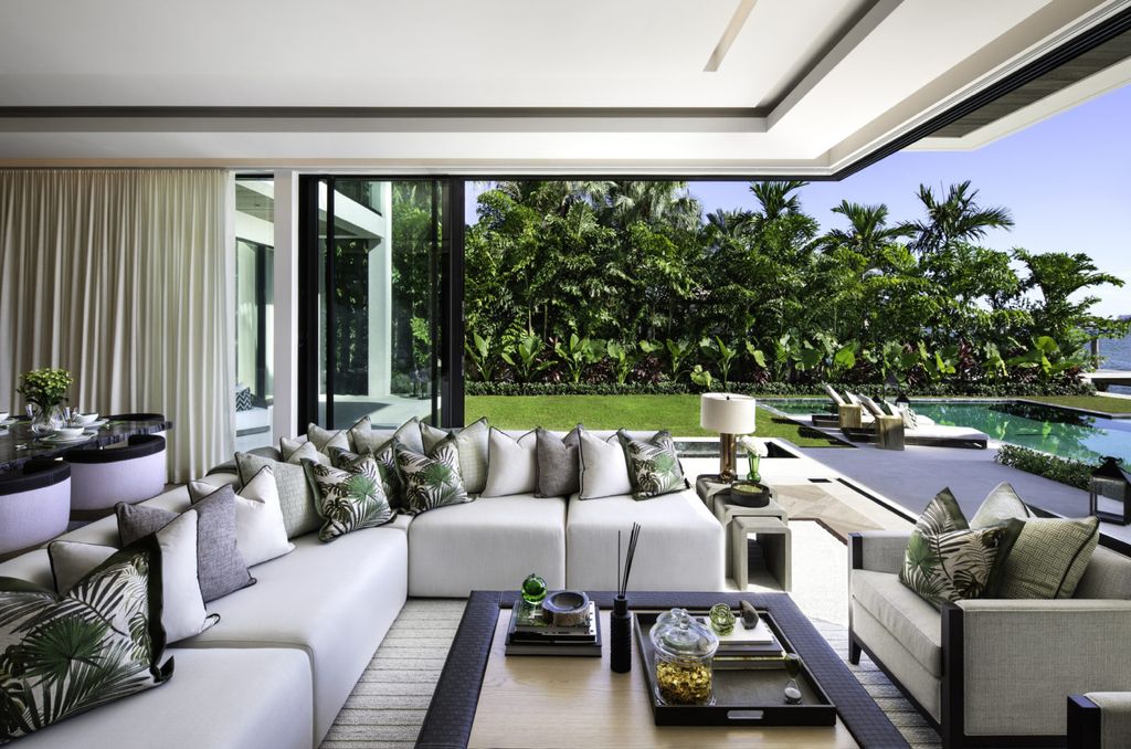 This Miami Home was executed by the prestigious Bart Reines Luxury HomeBuilder. Built to the highest standards, the villa offers a breathtaking sea view, as well as a panoramic view of Miami Downtown