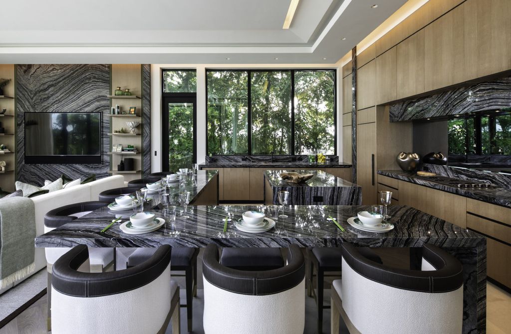 This Miami Home was executed by the prestigious Bart Reines Luxury HomeBuilder. Built to the highest standards, the villa offers a breathtaking sea view, as well as a panoramic view of Miami Downtown