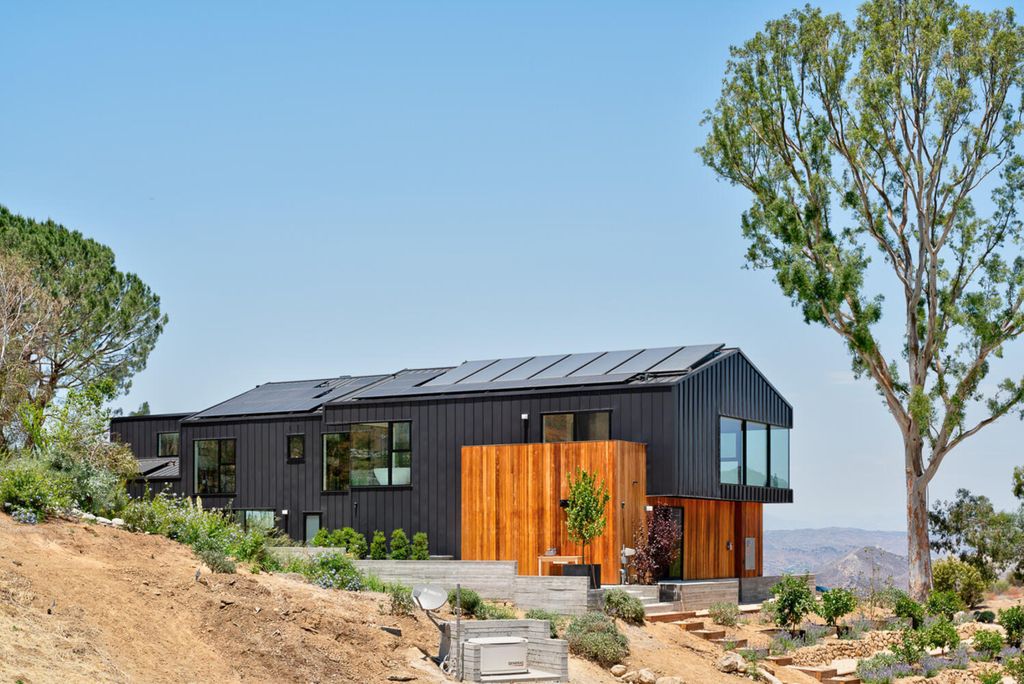 The Modern Home in California is an architectural masterpiece designed and developed by award winning AUX Architecture now available for sale. This home located at 1178 Stunt Rd, Calabasas, California; offering 4 bedrooms and 4 bathrooms with over 4,000 square feet of living spaces.