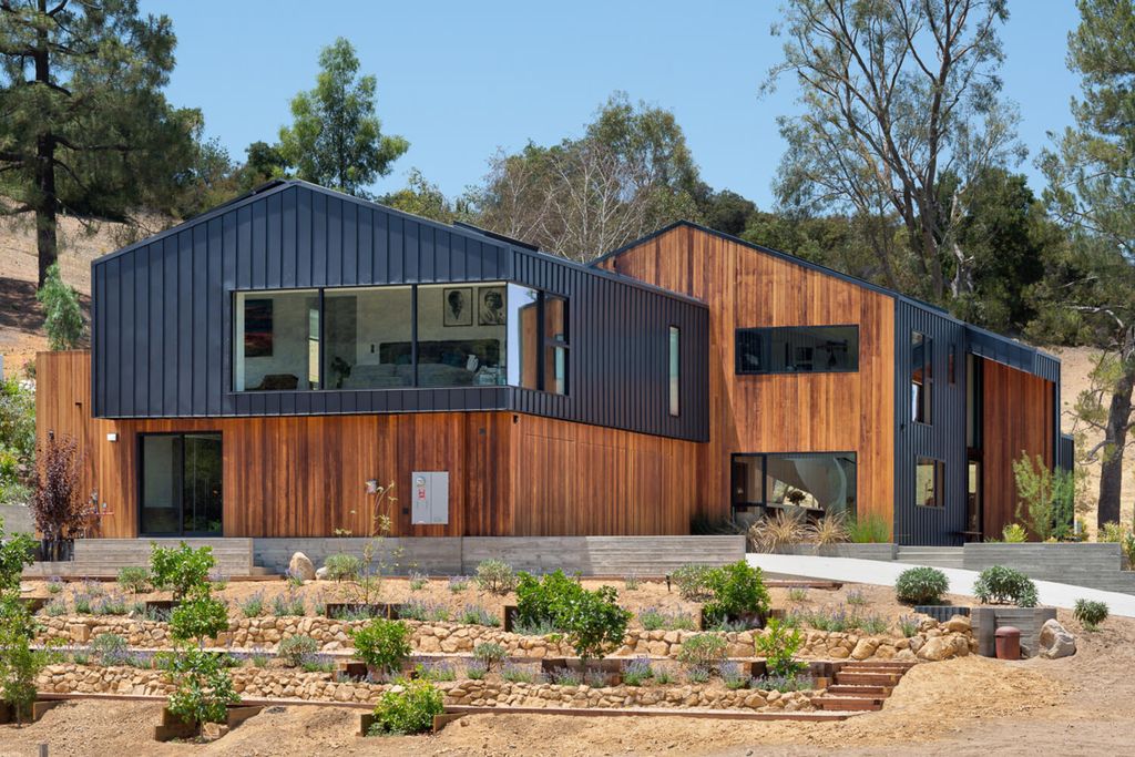 The Modern Home in California is an architectural masterpiece designed and developed by award winning AUX Architecture now available for sale. This home located at 1178 Stunt Rd, Calabasas, California; offering 4 bedrooms and 4 bathrooms with over 4,000 square feet of living spaces.