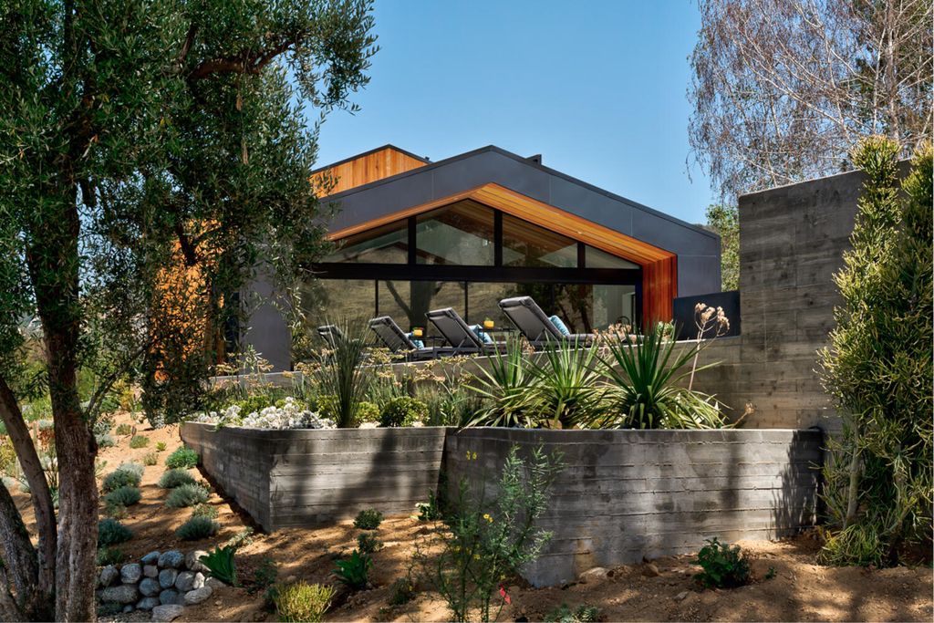 The Modern Home in California is an architectural masterpiece designed and developed by award winning AUX Architecture now available for sale. This home located at 1178 Stunt Rd, Calabasas, California; offering 4 bedrooms and 4 bathrooms with over 4,000 square feet of living spaces.