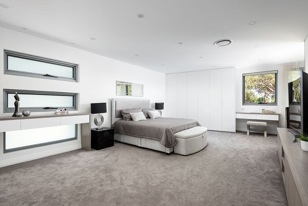  Pinnacle waterfront villa with three sublime levels at New South Wales for auction
