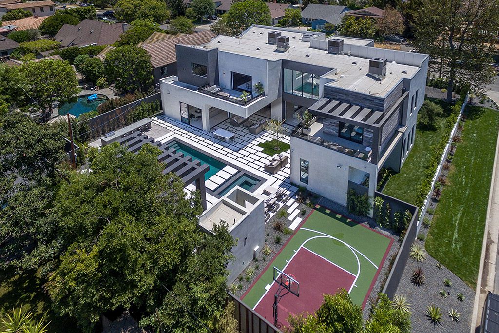 This Studio City Homes, an Architectural Tour De Force was executed and designed by the famed Arzuman Brothers. Situated at the ultimate privacy surrounding green trees and bushed, the over 6,500 sqft luxury home was built in 2018