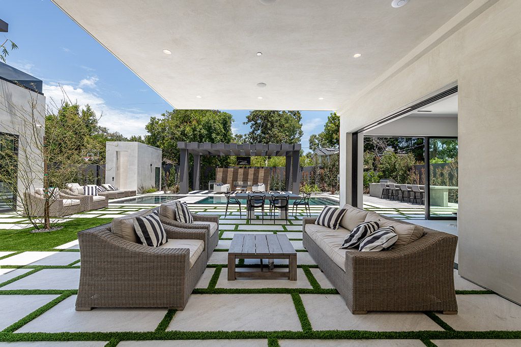 This Studio City Homes, an Architectural Tour De Force was executed and designed by the famed Arzuman Brothers. Situated at the ultimate privacy surrounding green trees and bushed, the over 6,500 sqft luxury home was built in 2018