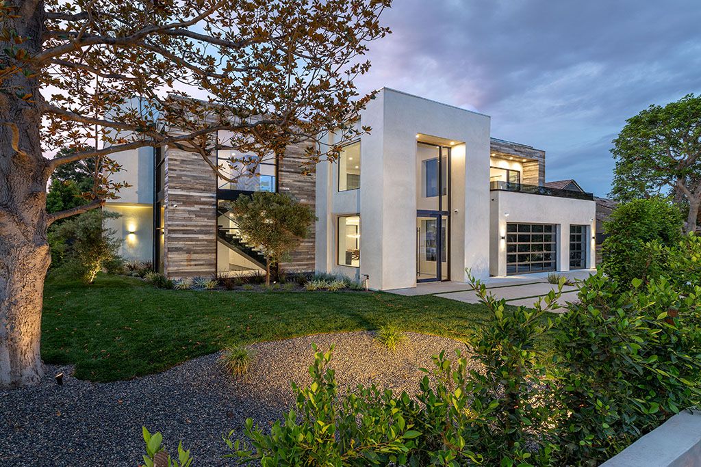 This Studio City Homes, an Architectural Tour De Force was executed and designed by the famed Arzuman Brothers. Situated at the ultimate privacy surrounding green trees and bushed, the over 6,500 sqft luxury home was built in 2018