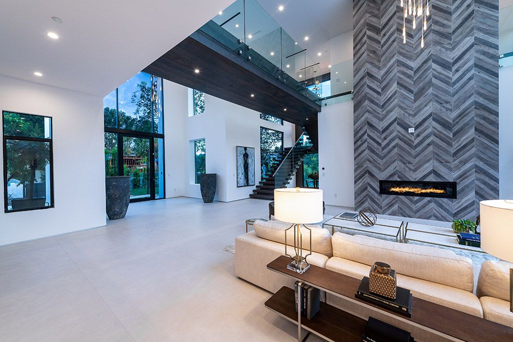 This Studio City Homes, an Architectural Tour De Force was executed and designed by the famed Arzuman Brothers. Situated at the ultimate privacy surrounding green trees and bushed, the over 6,500 sqft luxury home was built in 2018