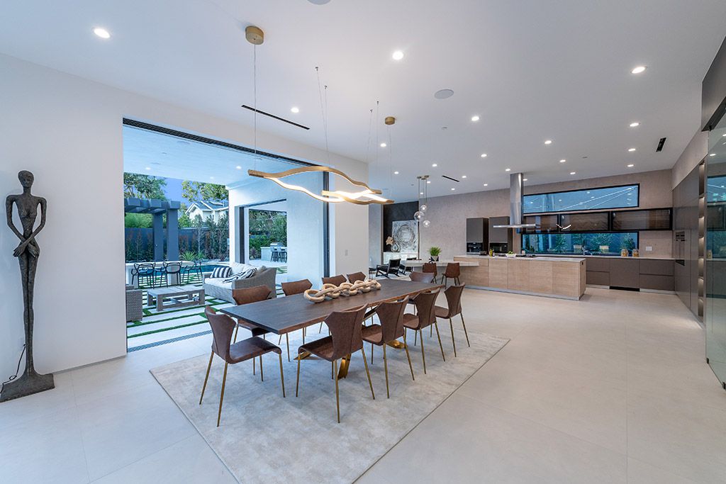 This Studio City Homes, an Architectural Tour De Force was executed and designed by the famed Arzuman Brothers. Situated at the ultimate privacy surrounding green trees and bushed, the over 6,500 sqft luxury home was built in 2018