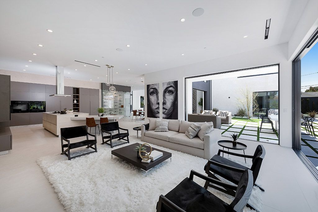 This Studio City Homes, an Architectural Tour De Force was executed and designed by the famed Arzuman Brothers. Situated at the ultimate privacy surrounding green trees and bushed, the over 6,500 sqft luxury home was built in 2018