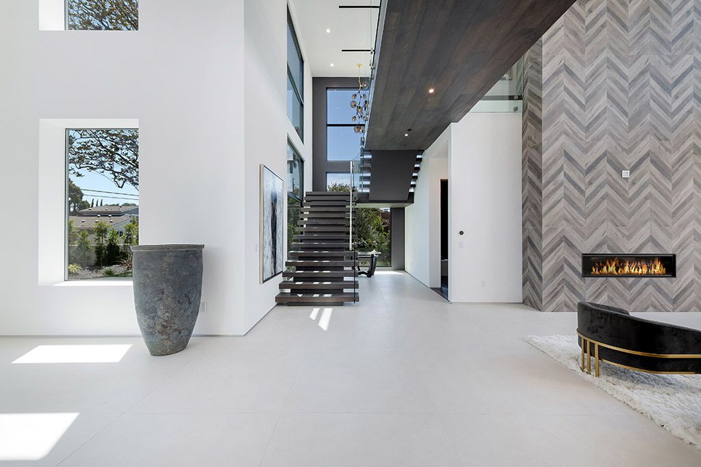 This Studio City Homes, an Architectural Tour De Force was executed and designed by the famed Arzuman Brothers. Situated at the ultimate privacy surrounding green trees and bushed, the over 6,500 sqft luxury home was built in 2018