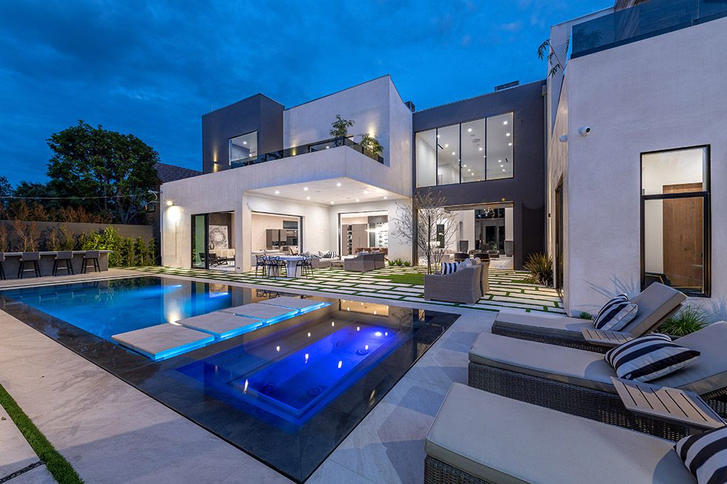This Studio City Homes, an Architectural Tour De Force was executed and designed by the famed Arzuman Brothers. Situated at the ultimate privacy surrounding green trees and bushed, the over 6,500 sqft luxury home was built in 2018
