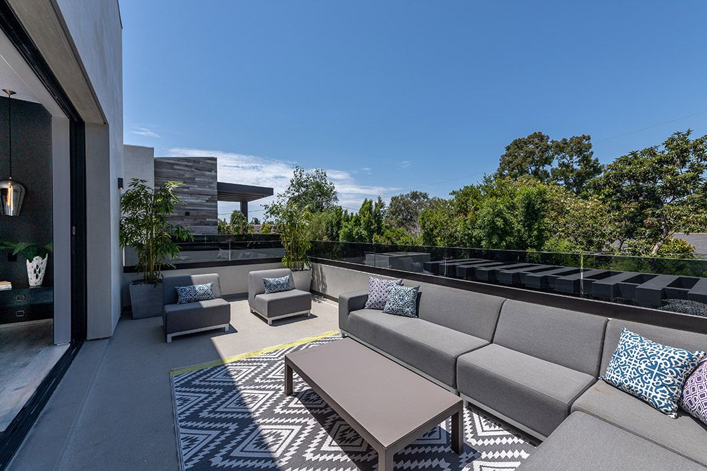 This Studio City Homes, an Architectural Tour De Force was executed and designed by the famed Arzuman Brothers. Situated at the ultimate privacy surrounding green trees and bushed, the over 6,500 sqft luxury home was built in 2018