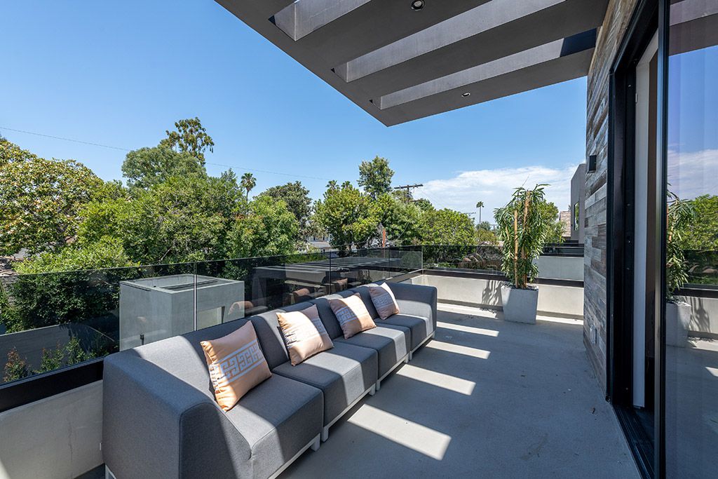 This Studio City Homes, an Architectural Tour De Force was executed and designed by the famed Arzuman Brothers. Situated at the ultimate privacy surrounding green trees and bushed, the over 6,500 sqft luxury home was built in 2018