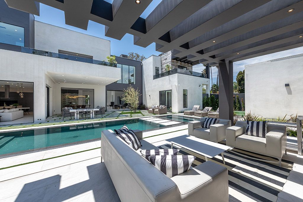This Studio City Homes, an Architectural Tour De Force was executed and designed by the famed Arzuman Brothers. Situated at the ultimate privacy surrounding green trees and bushed, the over 6,500 sqft luxury home was built in 2018