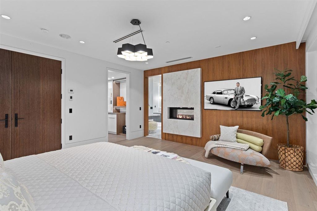 The Sumptuous West Vancouver Villa offers the absolute best panoramic view of Lion Gate Bridge, Downtown & Stanley Park now available for sale. This home located at 1430 Bramwell Rd, West Vancouver, BC V7S 2N9, Canada