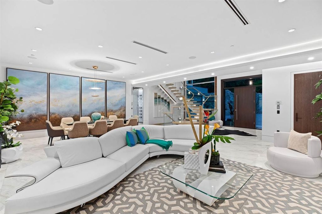 The Sumptuous West Vancouver Villa offers the absolute best panoramic view of Lion Gate Bridge, Downtown & Stanley Park now available for sale. This home located at 1430 Bramwell Rd, West Vancouver, BC V7S 2N9, Canada