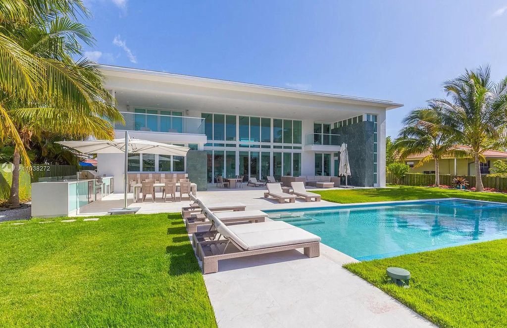 The Waterfront Home in Florida located on one of South Florida’s most sought-after waterfront communities now available for sale. This home located at 431 Alamanda Dr, Hallandale Beach, Florida
