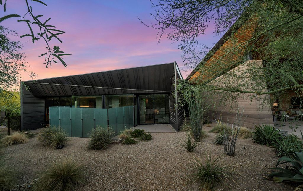 The Alluring Home in Arizona is a triumph in contemporary residential architecture that truly reflects the spirit of its natural surroundings now available for sale. This home located at 6121 N Nauni Valley Dr, Paradise Valley, Arizona