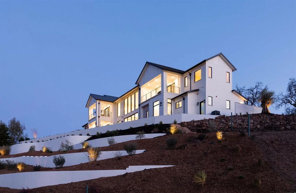This 3495000 Santa Rosa Home features Panoramic Views Exceptional Craftsmanship 16