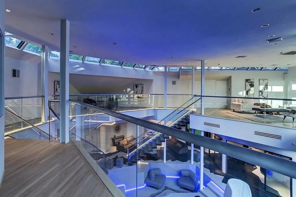 The Houston Contemporary Home is a masterpiece has a museum home setting on a prestigious W. University Street now available for sale. This home located at 3201 University Blvd, Houston, Texas