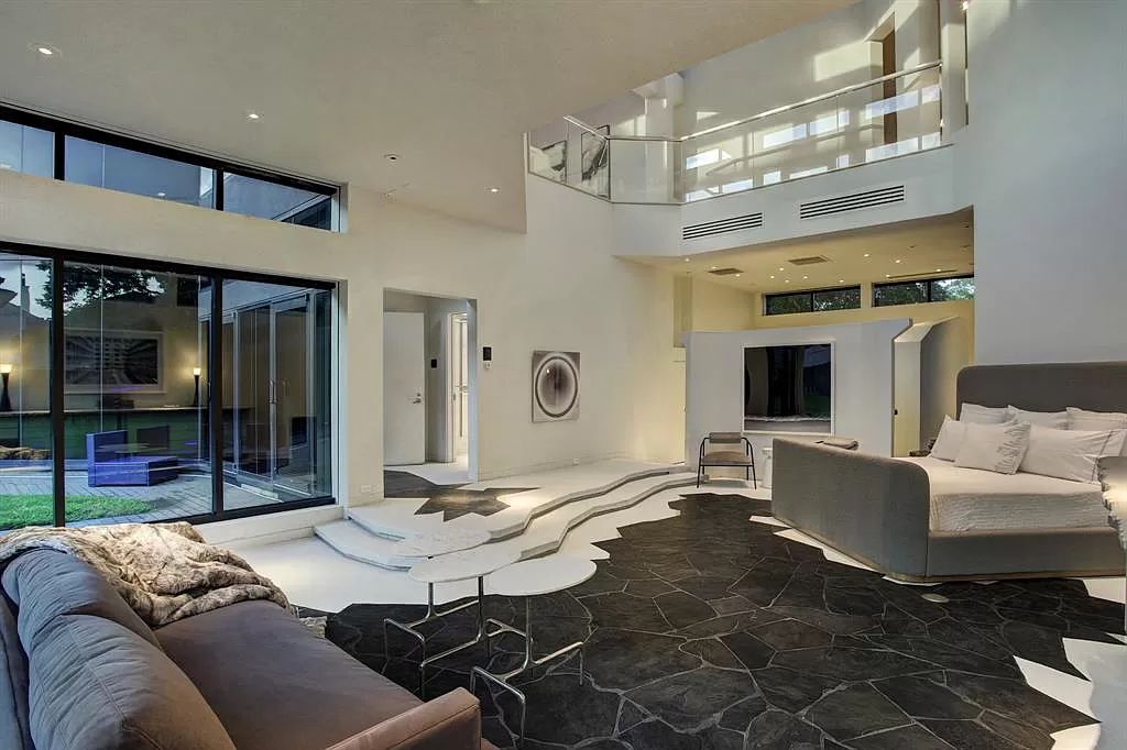 The Houston Contemporary Home is a masterpiece has a museum home setting on a prestigious W. University Street now available for sale. This home located at 3201 University Blvd, Houston, Texas