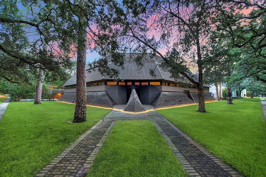 The Houston Contemporary Home is a masterpiece has a museum home setting on a prestigious W. University Street now available for sale. This home located at 3201 University Blvd, Houston, Texas