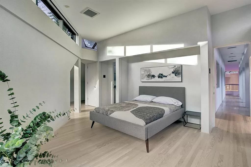 The Houston Contemporary Home is a masterpiece has a museum home setting on a prestigious W. University Street now available for sale. This home located at 3201 University Blvd, Houston, Texas