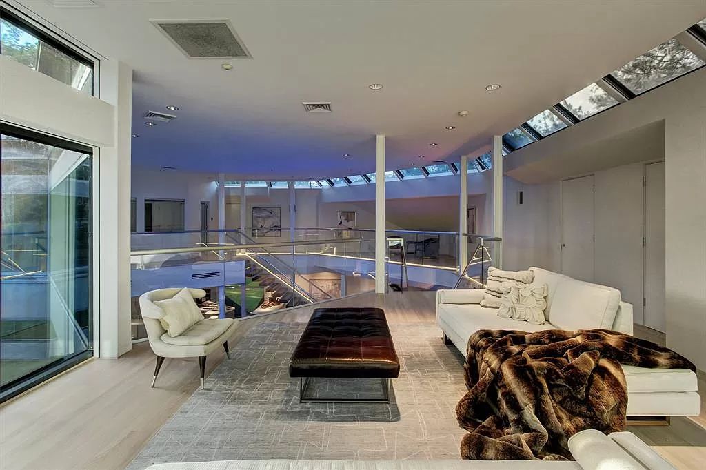 The Houston Contemporary Home is a masterpiece has a museum home setting on a prestigious W. University Street now available for sale. This home located at 3201 University Blvd, Houston, Texas