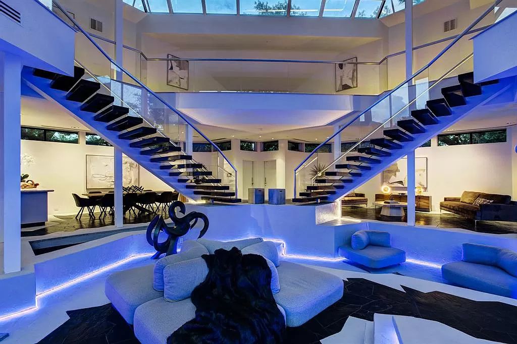 This 4300000 Houston Contemporary Home has unique UFO shaped facade 22