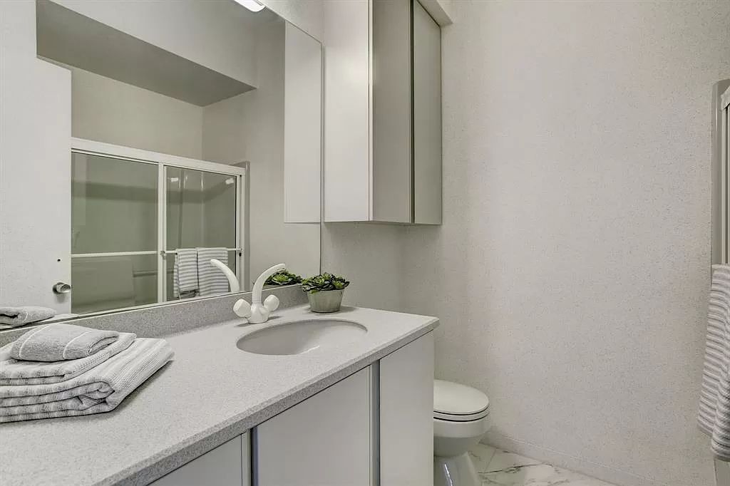 The Houston Contemporary Home is a masterpiece has a museum home setting on a prestigious W. University Street now available for sale. This home located at 3201 University Blvd, Houston, Texas