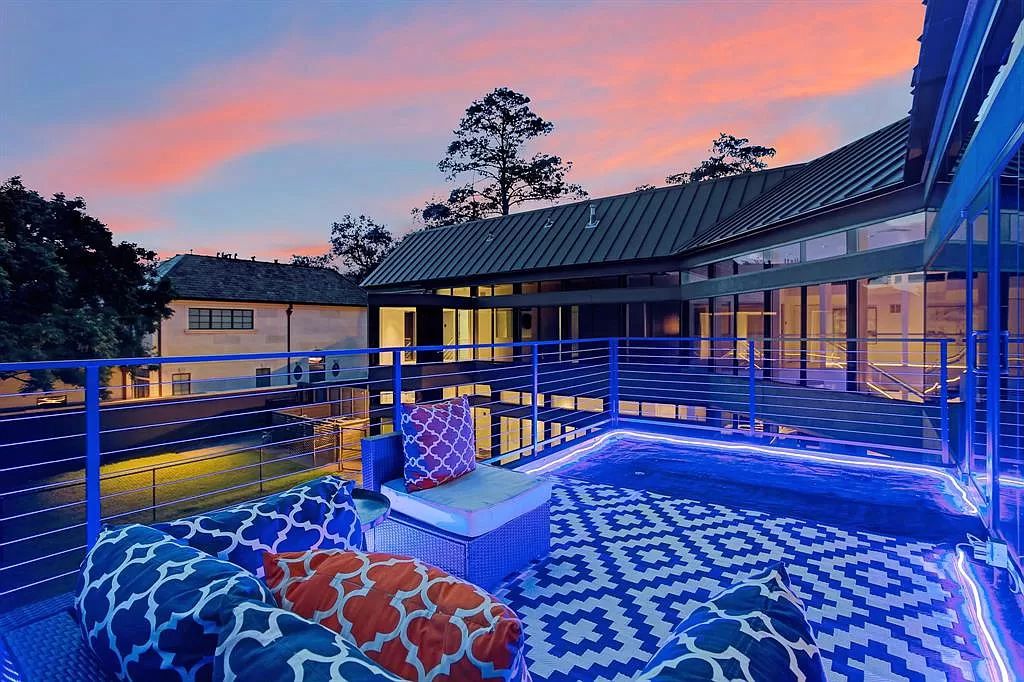 The Houston Contemporary Home is a masterpiece has a museum home setting on a prestigious W. University Street now available for sale. This home located at 3201 University Blvd, Houston, Texas