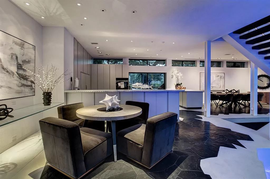 The Houston Contemporary Home is a masterpiece has a museum home setting on a prestigious W. University Street now available for sale. This home located at 3201 University Blvd, Houston, Texas