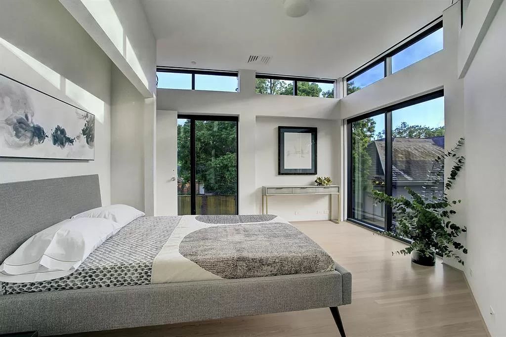 The Houston Contemporary Home is a masterpiece has a museum home setting on a prestigious W. University Street now available for sale. This home located at 3201 University Blvd, Houston, Texas