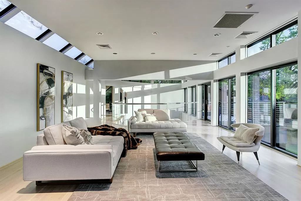 The Houston Contemporary Home is a masterpiece has a museum home setting on a prestigious W. University Street now available for sale. This home located at 3201 University Blvd, Houston, Texas
