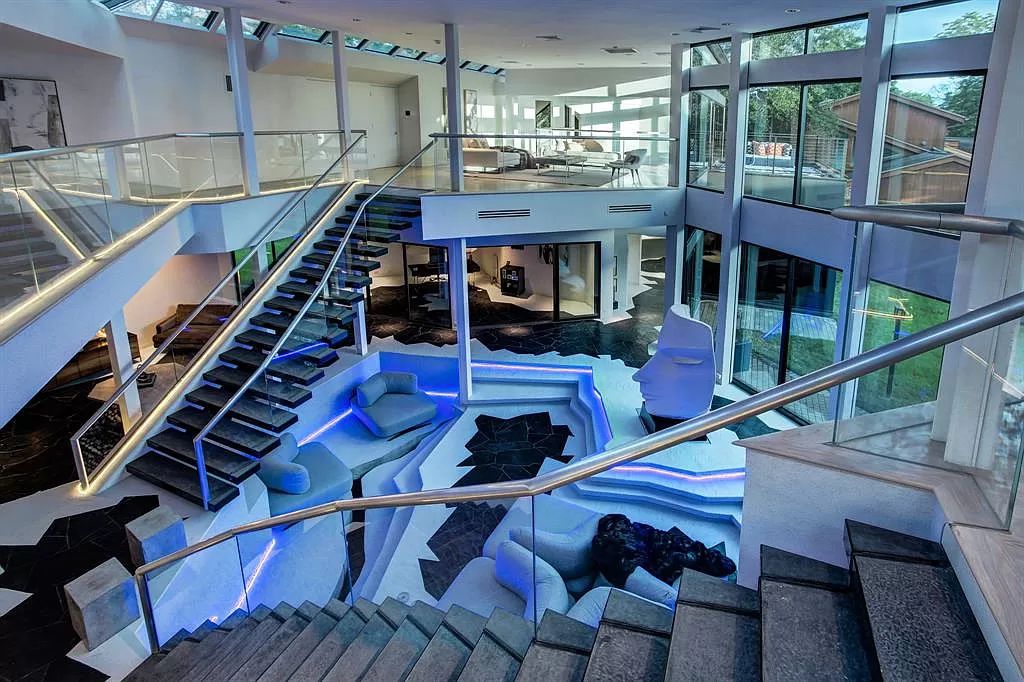 The Houston Contemporary Home is a masterpiece has a museum home setting on a prestigious W. University Street now available for sale. This home located at 3201 University Blvd, Houston, Texas
