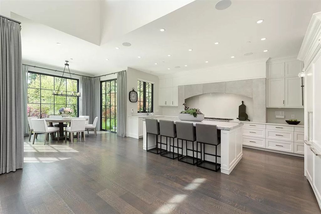 The Understated Elegance Villa in West Vancouver is a gorgeous builder's own home now available for sale. This home located at 915 Sinclair St, West Vancouver, BC V7V 3W1, Canada