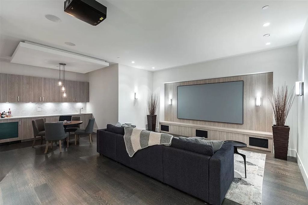 The Understated Elegance Villa in West Vancouver is a gorgeous builder's own home now available for sale. This home located at 915 Sinclair St, West Vancouver, BC V7V 3W1, Canada