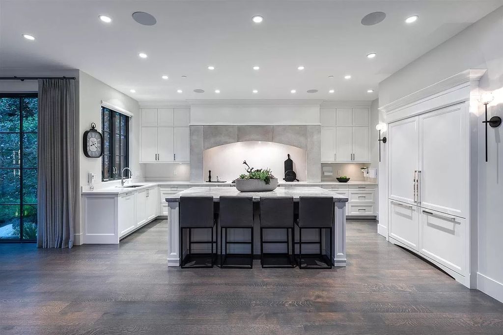 The Understated Elegance Villa in West Vancouver is a gorgeous builder's own home now available for sale. This home located at 915 Sinclair St, West Vancouver, BC V7V 3W1, Canada