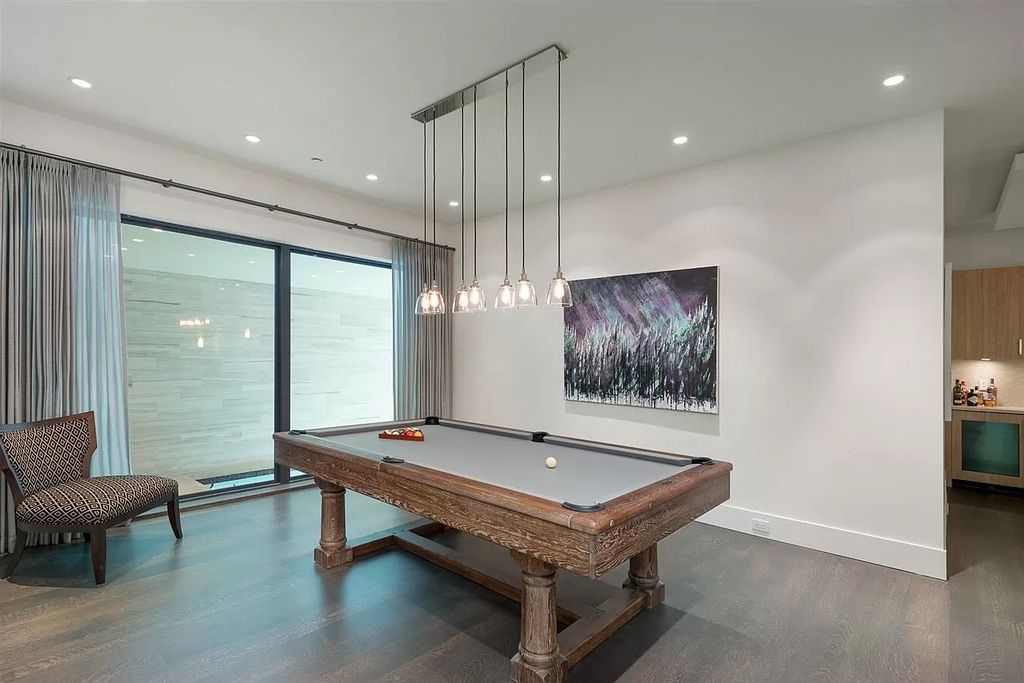 The Understated Elegance Villa in West Vancouver is a gorgeous builder's own home now available for sale. This home located at 915 Sinclair St, West Vancouver, BC V7V 3W1, Canada
