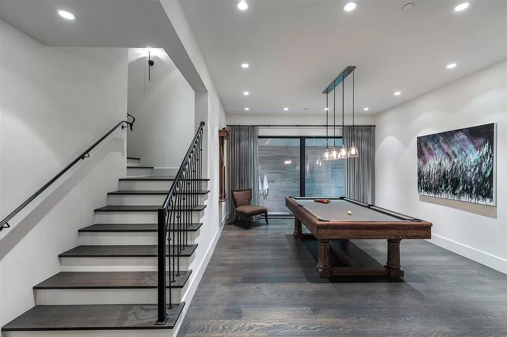 The Understated Elegance Villa in West Vancouver is a gorgeous builder's own home now available for sale. This home located at 915 Sinclair St, West Vancouver, BC V7V 3W1, Canada
