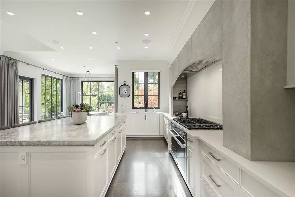 The Understated Elegance Villa in West Vancouver is a gorgeous builder's own home now available for sale. This home located at 915 Sinclair St, West Vancouver, BC V7V 3W1, Canada