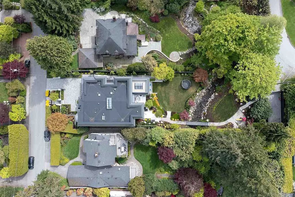 The Understated Elegance Villa in West Vancouver is a gorgeous builder's own home now available for sale. This home located at 915 Sinclair St, West Vancouver, BC V7V 3W1, Canada