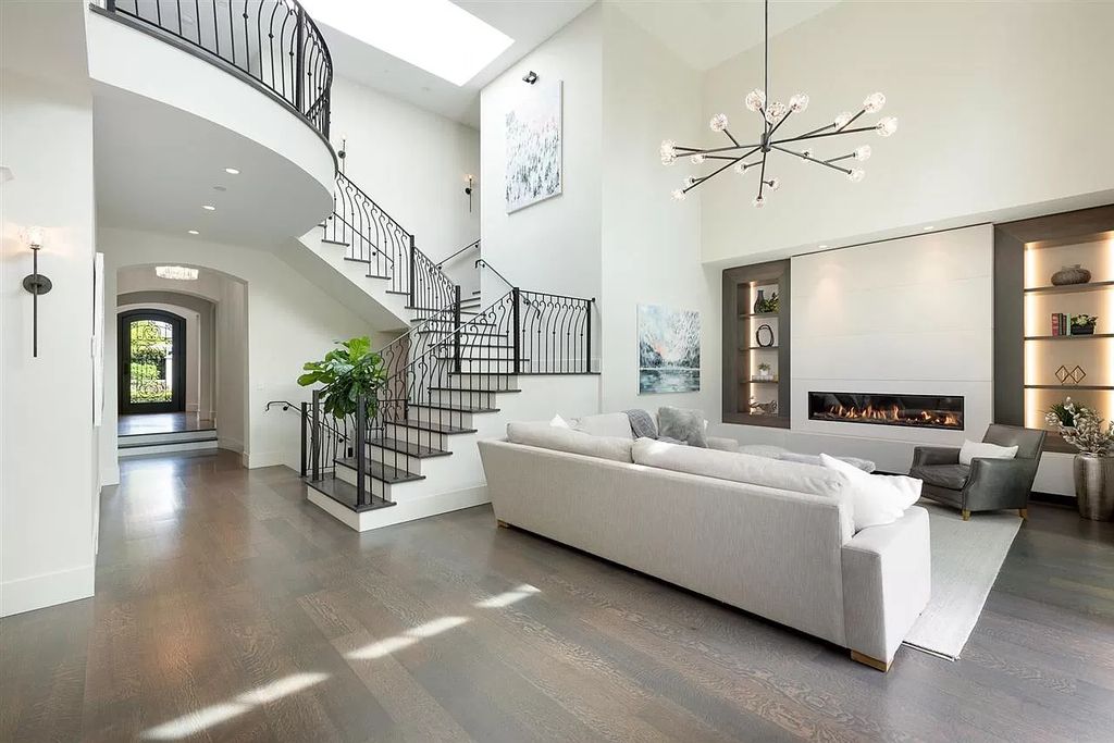 The Understated Elegance Villa in West Vancouver is a gorgeous builder's own home now available for sale. This home located at 915 Sinclair St, West Vancouver, BC V7V 3W1, Canada