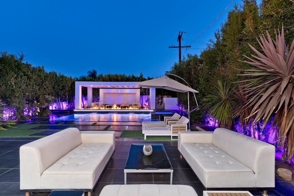 The Resort-like Home in Los Angeles is a sophisticated, high end property in Beverlywood featuring an open floor plan with unobstructed indoor-outdoor flow now available for sale. This home located at 9704 Cashio St, Los Angeles, California