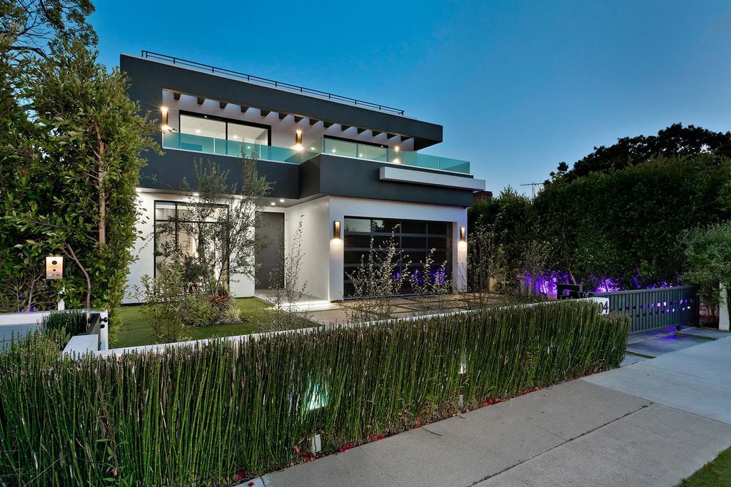 The Resort-like Home in Los Angeles is a sophisticated, high end property in Beverlywood featuring an open floor plan with unobstructed indoor-outdoor flow now available for sale. This home located at 9704 Cashio St, Los Angeles, California