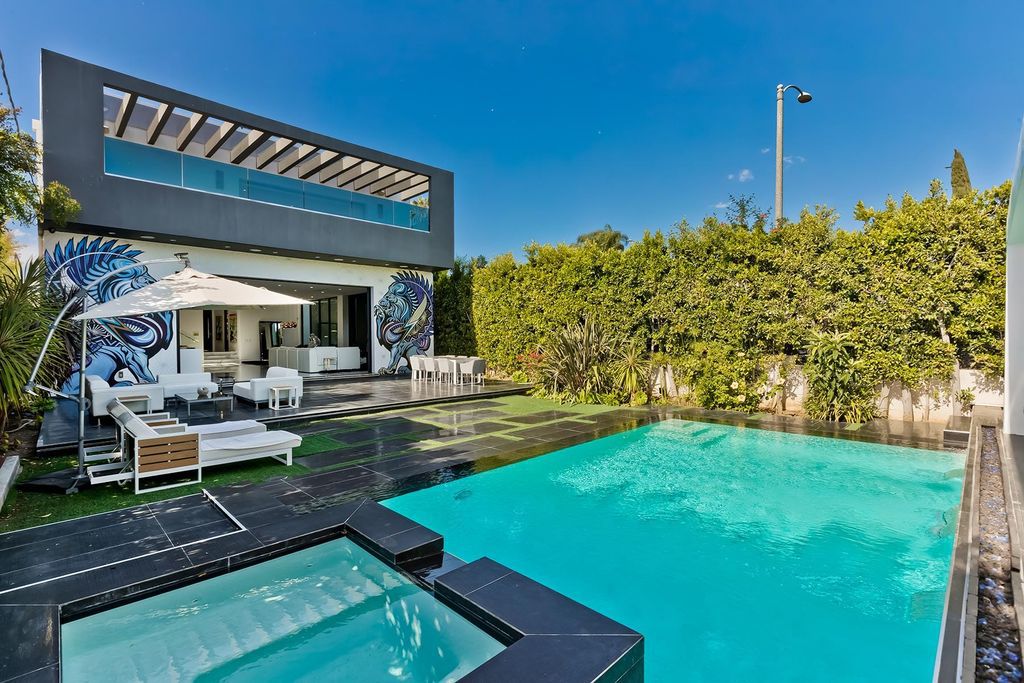 The Resort-like Home in Los Angeles is a sophisticated, high end property in Beverlywood featuring an open floor plan with unobstructed indoor-outdoor flow now available for sale. This home located at 9704 Cashio St, Los Angeles, California