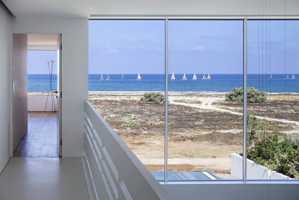 A House by The Sea Features Stripy Aluminium Walls by Pitsou Kedem 10