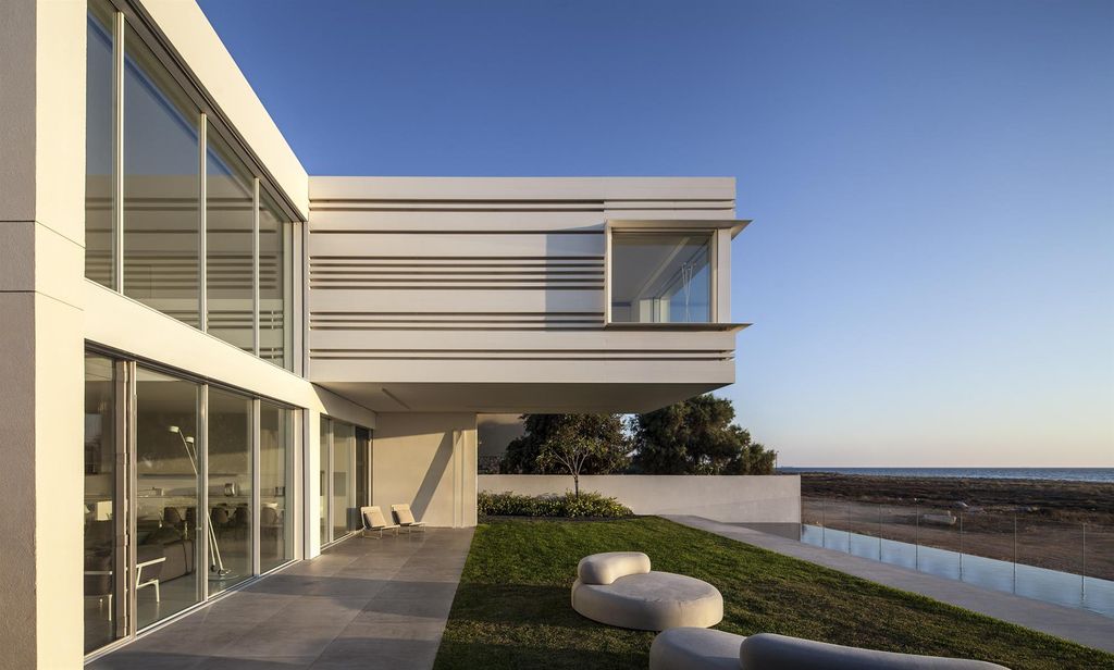 A House by The Sea Features Stripy Aluminium Walls by Pitsou Kedem 21