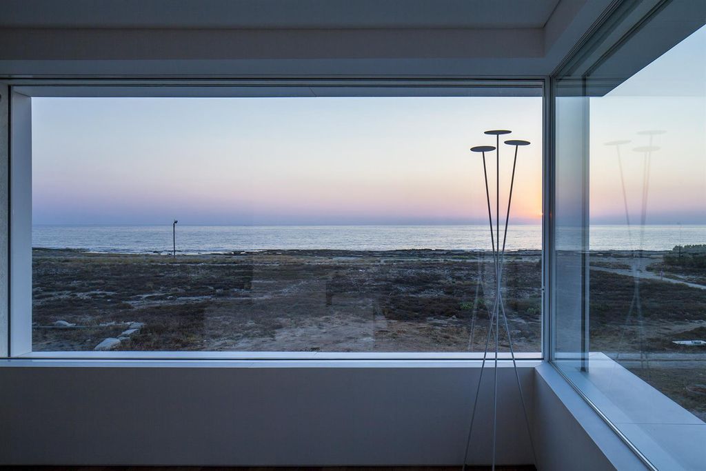 A House by The Sea Features Stripy Aluminium Walls by Pitsou Kedem 25